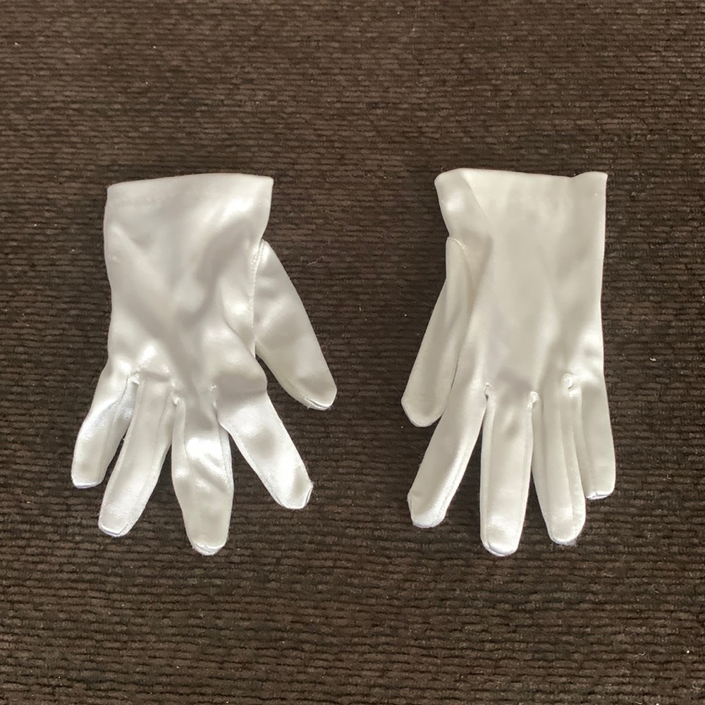 Child’s satin gloves.
